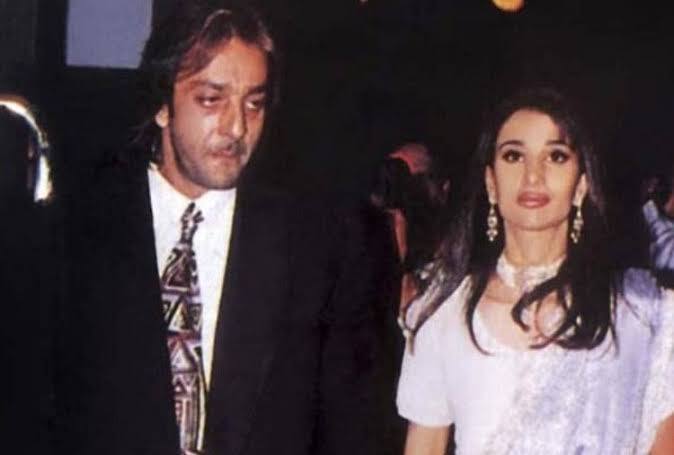 बॉलीवुड के दिग्गज अभिनेता संजय दत्त (Sanjay Dutt) की दूसरी पत्नी रिया पिल्लई (Riya Pillai) शादी भी बहुत ही साधारण तरीके से 1998 महालक्ष्मी मंदिर हुई. जहां पर सिर्फ उनके कुछ खास दोस्त ही शामिल हुए थे. हालांकि 2005 में दोनों ने एक दूसरे से तलाक ले लिया.  (Photo- Instagram)