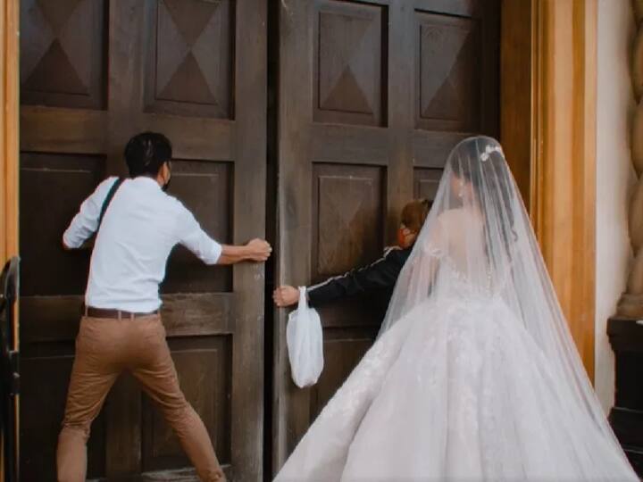 VIRAL Video:दुल्हन करना चाहती थी ग्रांड एंट्री, चर्च के जाम दरवाजों ने खराब कर दिया मूड Philippine church gate jammed during bride entry see what happen next in viral video philippines VIRAL Video:दुल्हन करना चाहती थी ग्रांड एंट्री, चर्च के जाम दरवाजों ने खराब कर दिया मूड