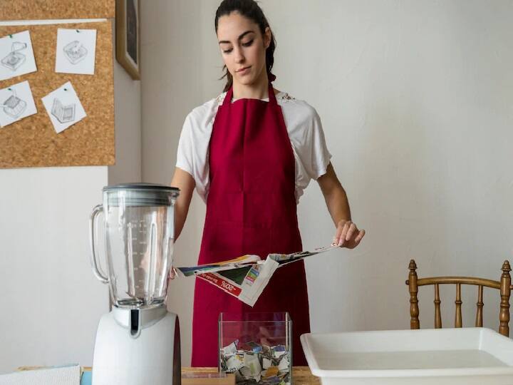 Cleaning the Mixer Jar Cant get rid of stains from mixer jar learn here smart ways to remove traces of spices Mixer Jar Cleaning: लाख कोशिशों के बावजूद नही छुड़ा पा रही मिक्सर जार से दाग, यहां जानें मसालों के निशान हटाने के स्मार्ट तरीके