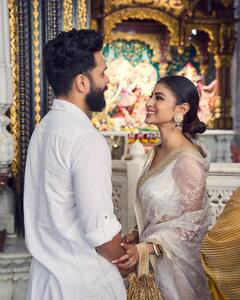 In Pics: मौनी रॉय ने पति सूरज के साथ इस्कॉन मंदिर में मनाई पहली मैरिज एनिवर्सरी, ट्रांसपैरेंट साड़ी में लगीं बेहद खूबसूरत