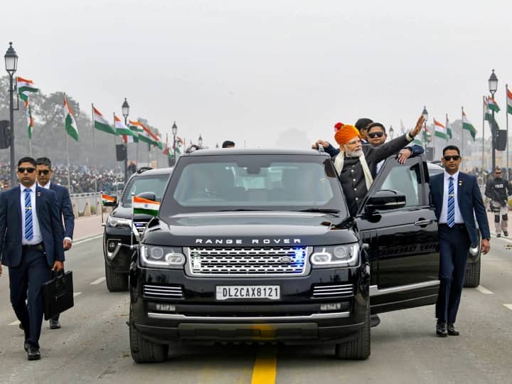 President Draupadi Murmu and PM Narendra Modi car comparison know price safety features Delhi News: राष्ट्रपति मुर्मू और प्रधानमंत्री मोदी में किसकी कार है ज्यादा दमदार? कीमत-फीचर्स जानकर हो जाएंगे हैरान