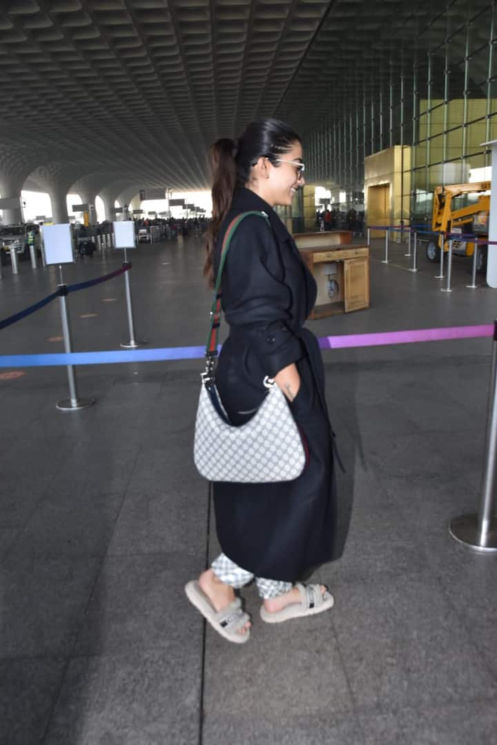 रश्मिका मंदाना के एयरपोर्ट लुक की तस्वीरें सामने आते ही चर्चा का विषय बन गई हैं.