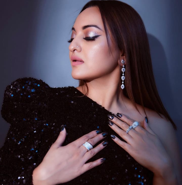 Sonakshi Sinha Nail Art: હાથની સુંદરતા વધારવા માટે નખનું ધ્યાન રાખવું જરૂરી છે. જો તમે તમારા નખને આકર્ષક બનાવવા માંગો છો, તો તમે અભિનેત્રી સોનાક્ષી સિન્હાની આ ડિઝાઇનને અનુસરી શકો છો.