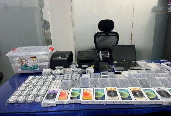 Crime branch nabbed 2 people for importing Apple phones and smart watches from abroad  Surat: ક્રાઇમ બ્રાન્ચે એપલના ફોન અને સ્માર્ટ વોચ વિદેશથી બે નંબરમાં મંગાવતા 2 લોકોને ઝડપી લીધા