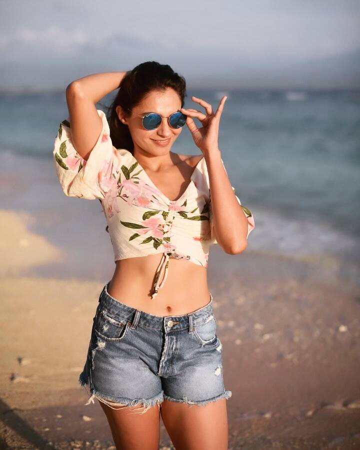 అందమైన గొంతుతో పాటూ చక్కటి రూపం కల అమ్మాయి ఆండ్రియా. -Image credit: Andrea Jeremiah/Instagram