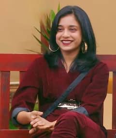 बिग बॉस में जाते ही इतनी स्टाइलिश हो गईं टीवी की 'इमली', सुम्बुल तौकीर के ग्लैमरस लुक्स देख लगेगा शॉक