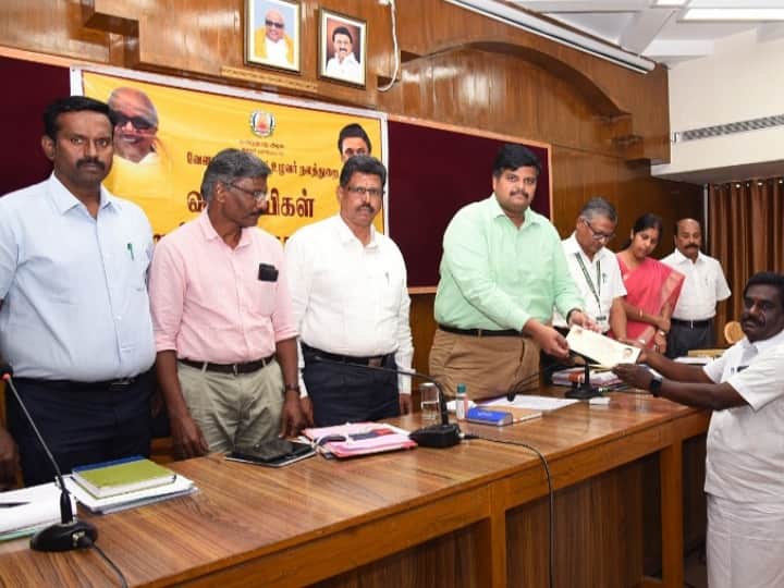 கரூரில் உளுந்தின் முதல் விற்பனையை துவக்கி வைத்த மாவட்ட ஆட்சியர்