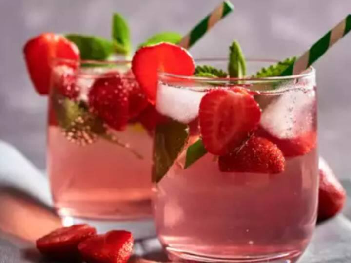 एक शानदार ड्रिंक के लिए तरस रहे हैं. तो इस स्वादिष्ट स्ट्रॉबेरी स्पलैश के साथ अपने तालू को स्वाद का एक ट्विस्ट दें.