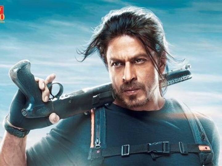 'पठाण'च्या माध्यमातून शाहरुखने रुपेरी पडद्यावर कमबॅक केलं असून लाडक्या सेलिब्रिटीचा सिनेमा पाहण्यासाठी चाहत्यांची पाऊले सिनेमागृहाकडे वळत आहेत.