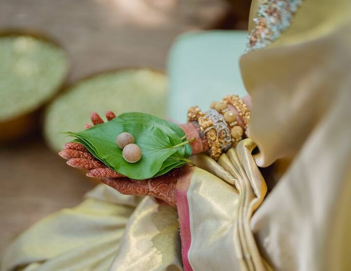 अथिया शेट्टी के हाथ में पान के पत्ते और सुपारी रखी नजर आ रही है. हाथों में हैवी कंगन और केएल राहुल के नाम की मेहंदी इस तस्वीर को और भी ज्यादा ख़ास बना रही है.