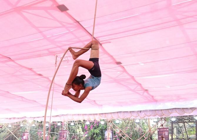 स्पर्धक मुलांनी मल्लखांबची विविध प्रात्यक्षिके सादर केली. मल्लखांब हा शरीरासाठी अतिशय उत्तम व्यायाम प्रकार असून, याचा प्रचार आणि प्रसार आंतरराष्ट्रीय स्तरावरही झाला पाहिजे अशी भावना व्यक्त केली.. ही सर्व प्रात्यक्षिके पाहून हर्बर्ट आणि लेस्ली अतिशय  प्रभावित झाले.