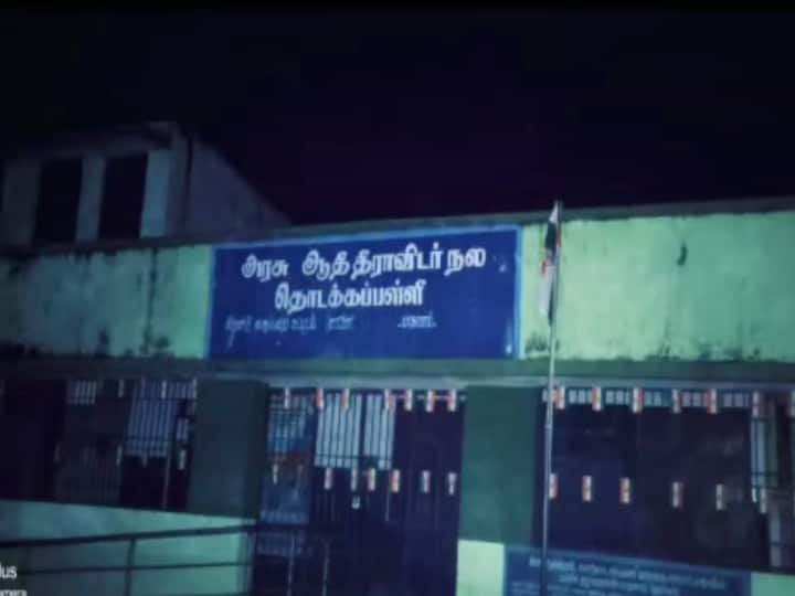 இரவிலும் பறந்த தேசிய கொடி - தலைமை ஆசிரியர், இடைநிலை ஆசிரியர் பணியிடை மாற்றம்