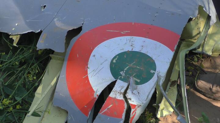 जानकारी के मुताबिक पायलट इजेक्ट कर गए थे. लोकेशन का पता लगाया जा रहा है. अभी तक विमान के पायलट का पता नहीं लगा है.