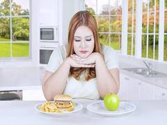 मीट खाने की लत इन भयंकर बीमारियों का बना देगी शिकार, देर होने से पहले संभल जाएं