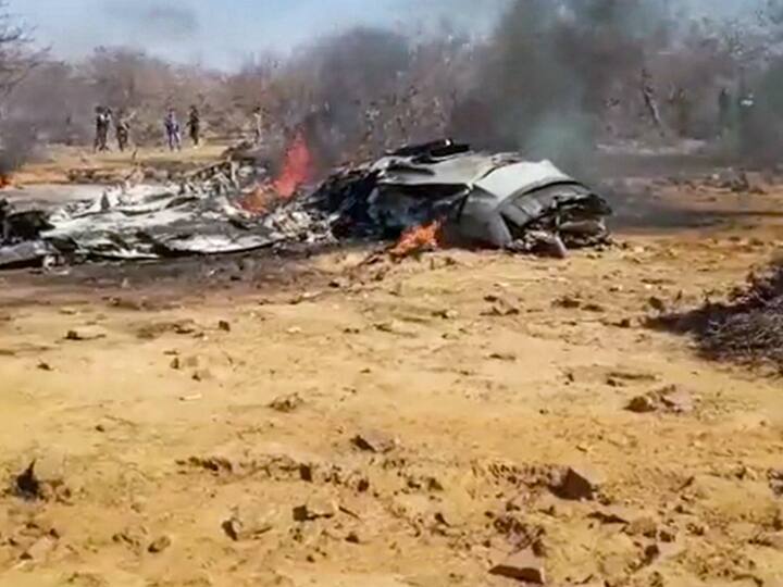 Morena Madhya Pradesh Sukhoi 30 and Miraj 2000 aircraft crash two pilots injured in accident police deployed ANN Watch: आसमान से गिरा जलता विमान, तेज धमाके के साथ फटा, चश्मदीनों ने बताई पूरी दास्तां