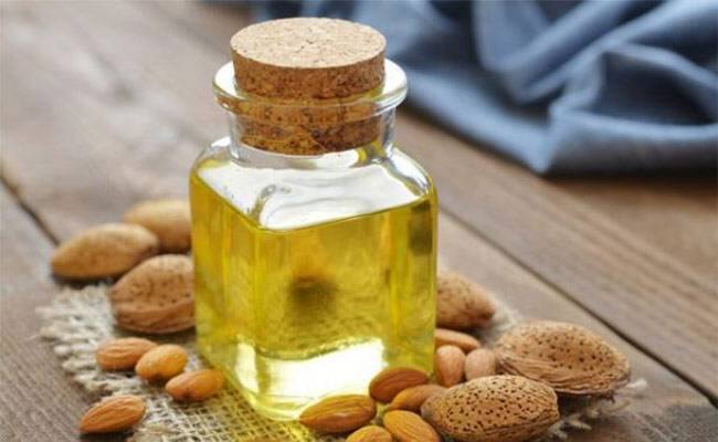 बादाम के तेल में मौजूद anti-inflammatory गुण सूजन को दूर करने में मदद करते हैं इसे सूजन वाले हिस्से पर लगाएं