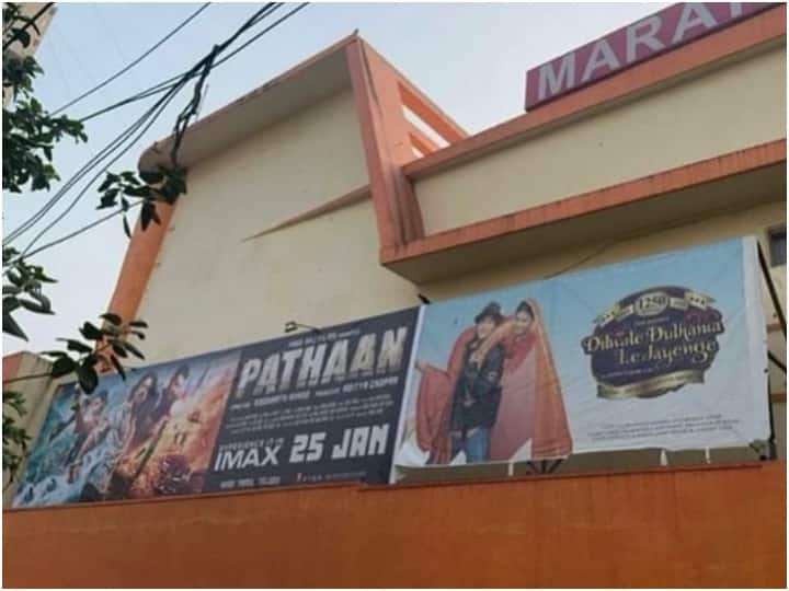 Mumbai Maratha Mandir Pathan and DDLJ  Screening together fans said Only Shah Rukh Khan can do this इस सिनेमाघर में 'Pathaan' और DDLJ चल रही है एक साथ, फैंस बोले - 'सिर्फ शाहरुख खान ही ऐसा कर सकते हैं'