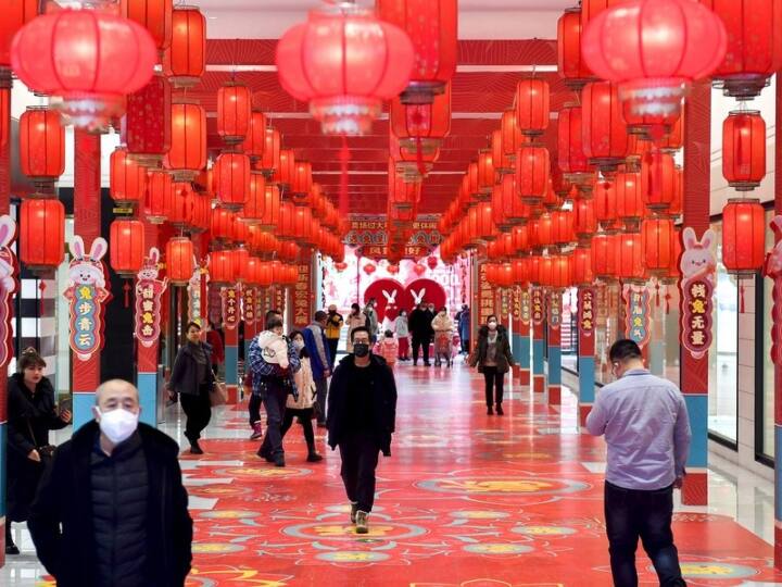 China sees 74 percent surge in Lunar New Year trips After no Covid rules in place COVID-19: फिर कोरोना फैलाएगा चीन? लूनर न्यू ईयर की छुट्टियों पर खूब घूम रहे लोग