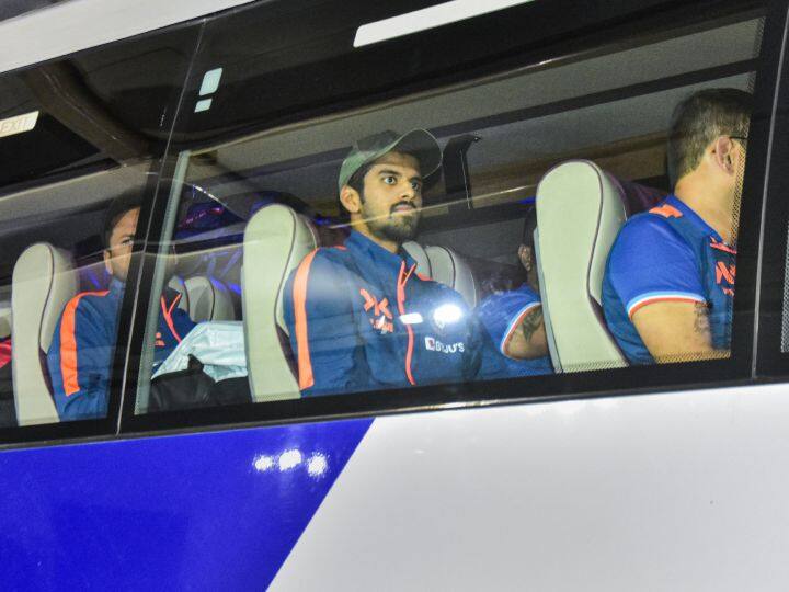 टीम इंडिया की बस में वाशिंगटन सुंदर भी दिखे. वे कैप पहने बस में बैठे थे. उन्होंने रांची में खेले गए मुकाबले में तूफानी प्रदर्शन किया था. सुंदर ने अर्धशतक लगाने के साथ-साथ विकेट भी लिए थे.