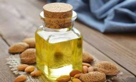 ਬਦਾਮ ਦੇ ਤੇਲ ਵਿੱਚ ਮੌਜੂਦ ਐਂਟੀ-ਇੰਫਲੇਮੇਟਰੀ ਗੁਣ ਸੋਜ ਨੂੰ ਘੱਟ ਕਰਨ ਵਿੱਚ ਮਦਦ ਕਰਦੇ ਹਨ।ਇਸ ਨੂੰ ਸੋਜ ਵਾਲੀ ਥਾਂ ਉੱਤੇ ਲਗਾਓ।