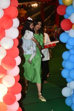 Shilpa Shetty Daughter: बर्थडे पार्टी से बाहर निकलकर बिगड़ा शिल्पा की क्यूट बेटी शमिशा का मूड, एक्ट्रेस ने कैमरा देख छुपाया चेहरा