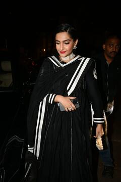 Sonam Kapoor Pics: ब्लैक अनारकली, सफेद चोकर पहन खास अंदाज में मसाबा गुप्ता के वेडिंग बैश में पहुंची सोनम कपूर