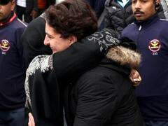 Bharat Jodo Yatra: भारत जोड़ों यात्रा में महबूबा मुफ्ती ने प्रियंका-राहुल गांधी को लगाया गले, देखें तस्वीरें