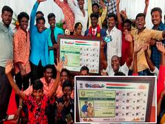 விழுப்புரம்: ரேசன் கார்டு, ஆதார் கார்டு வடிவத்தில் திருமண பரிசு - மணமக்களை அசத்திய நண்பர்கள்..!