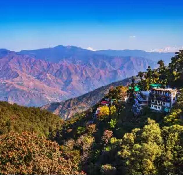 ਮਸੂਰੀ: ਮਸੂਰੀ ਭਾਰਤ ਦੇ ਮਸ਼ਹੂਰ ਸੈਰ-ਸਪਾਟਾ ਸਥਾਨਾਂ ਵਿੱਚੋਂ ਇੱਕ ਹੈ। ਦੇਸ਼-ਵਿਦੇਸ਼ ਤੋਂ ਲੋਕ ਹਿਮਾਲਿਆ ਦੀਆਂ ਘਾਟੀਆਂ ਨੂੰ ਦੇਖਣ ਲਈ ਇੱਥੇ ਆਉਂਦੇ ਹਨ। ਤੁਸੀਂ ਵੀ ਫਰਵਰੀ ਦੇ ਮਹੀਨੇ ਆਪਣੇ ਸਾਥੀ ਨਾਲ ਉਤਰਾਖੰਡ ਦੇ ਇਸ ਕੁਦਰਤੀ ਖਜ਼ਾਨੇ ਨੂੰ ਦੇਖਣ ਆ ਸਕਦੇ ਹੋ। ਇੱਥੇ ਬਹੁਤ ਸਾਰੀਆਂ ਰੋਮਾਂਟਿਕ ਥਾਵਾਂ ਹਨ ਜਿੱਥੇ ਤੁਸੀਂ ਜਾ ਸਕਦੇ ਹੋ। ਹਾਲਾਂਕਿ ਇੱਥੇ ਤੁਹਾਨੂੰ ਥੋੜੀ ਭੀੜ ਮਿਲ ਸਕਦੀ ਹੈ।