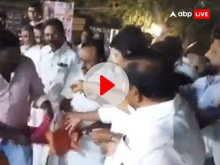Watch: मुख्यमंत्री स्टालिन के बेटे के करीब जाने पर मंत्री ने DMK कार्यकर्ता को दिया धक्का, वीडियो वायरल DMK leader KN Nehru pushes DMK cadre trying to get closer to udhayanidhi stalin Son of MK Stalin watch viral video Watch: मुख्यमंत्री स्टालिन के बेटे के करीब जाने पर मंत्री ने DMK कार्यकर्ता को दिया धक्का, वीडियो वायरल
