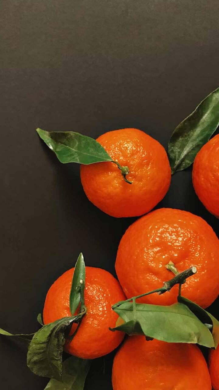 तज्ञांच्या मते सर्व फळांमध्ये सायट्रिक ऍसिड, टार्टरिक, फ्युमॅरिक, ऑक्सॅलिक ऍसिड आणि मॅलिक ऍसिड सारखे सक्रिय एन्झाईम्स आणि फळ ऍसिड असतात जे दुग्धजन्य पदार्थांमधील लॅक्टिक ऍसिडवर त्वरीत प्रतिक्रिया देतात. तुम्हीही सकाळी फळे खात असाल तर चांगली गोष्ट आहे, पण खाण्यापूर्वी डॉक्टरांचा सल्ला घ्या.