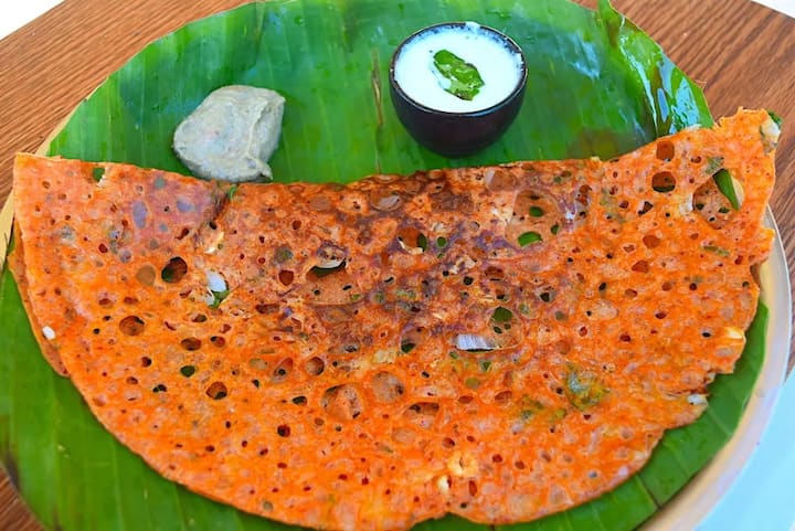 அதற்கு ஏற்ற அளவு தண்ணீர் சேர்க்கவும். பிறகு வழக்கம் போல் தோசைக்கல் நன்கு காய்ந்தது மெல்லியதாக ஊற்றி வார்த்து எடுக்கவும். முறுவலான தோசை ரெடி