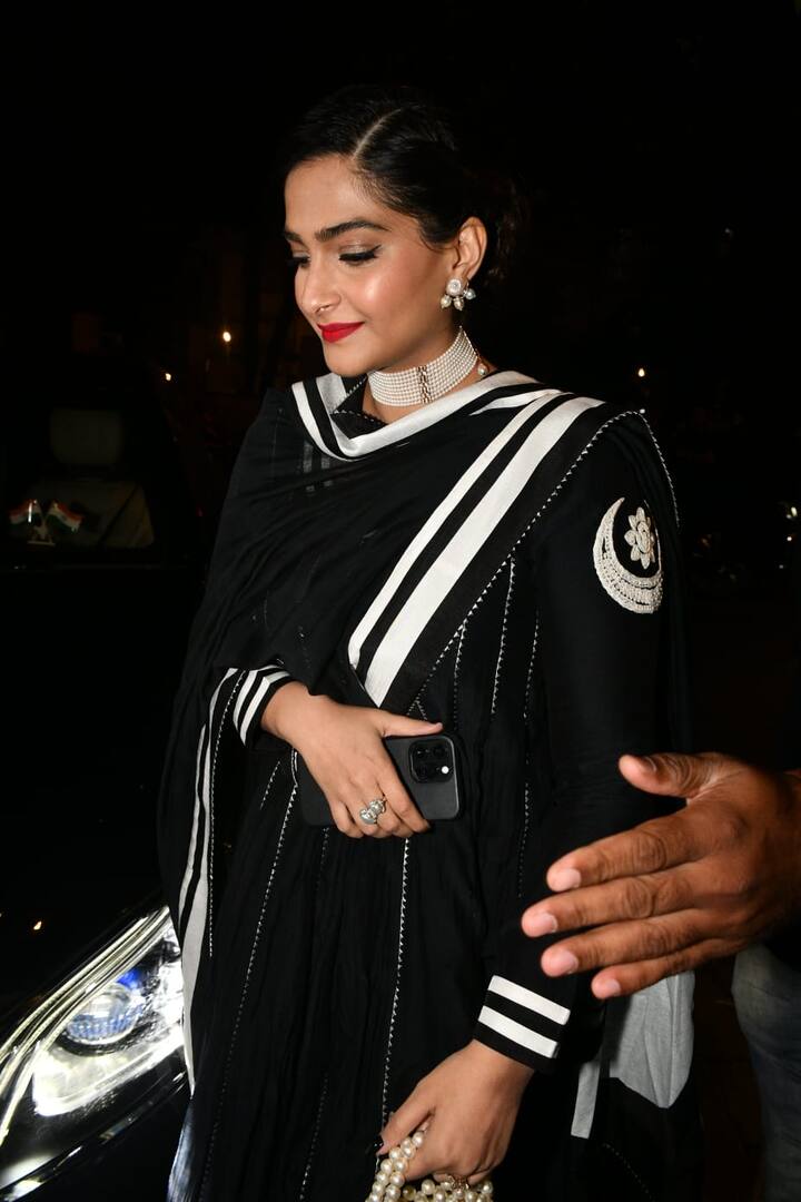 इस दौरान सोनम कपूर ब्लैक कलर के अनारकली टाइप सूट में बला की खूबसूरत दिख रही हैं.