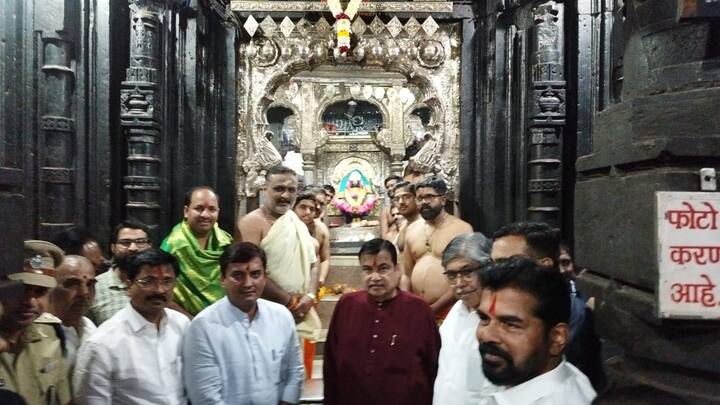 या रस्त्याच्या कामात ठेकेदारांनी गडबड करता कामा नाही, अन्यथा ठेकेदाराला बुलडोझर खाली टाकू अशा शब्दात नितीन गडकरींनी दम भरला आहे.
