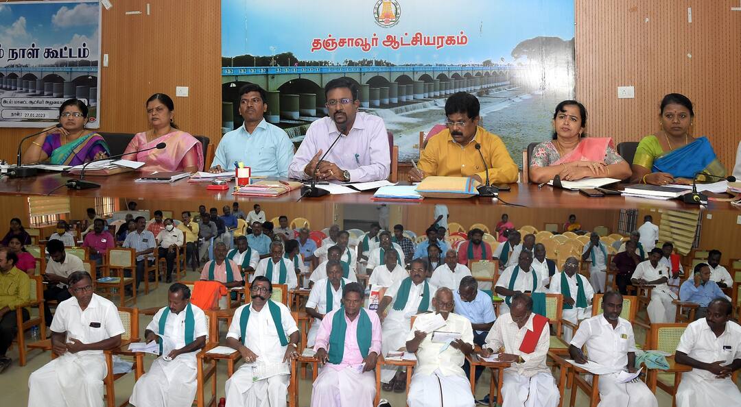 உள்ளே தரையில் உட்கார்ந்து தர்ணா... வெளியே நெல்லை கொட்டி போராட்டம் Thanjavur farmers' protest against the district administration for not solving the problem of Thirumandangudi sugar mill TNN உள்ளே தரையில் உட்கார்ந்து தர்ணா... வெளியே நெல்லை கொட்டி போராட்டம்