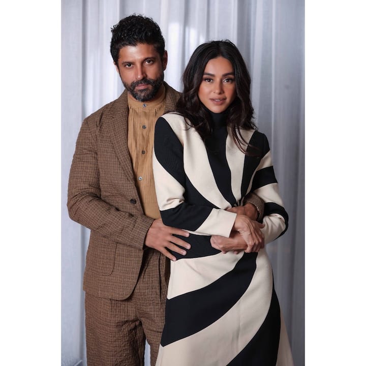 त्याच्या या फोटोला सोशल मीडियावर चांगलीच पसंती मिळाली, तर काहींना या कपलची स्टाइल आवडली नाही. (फोटो सौजन्य :shibanidandekarakhtar//इंस्टाग्राम)