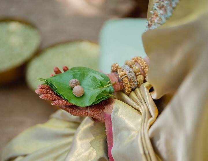 கையில் வெற்றிலையுடன் பாலிவுட் நடிகை..