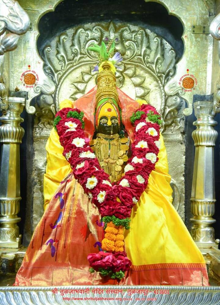 श्रीतुळजाभवानी मातेच्या सिंहासनावर वर्षभरातून तीन वेळा रथ अलंकार महापूजा मांडण्यात येते.