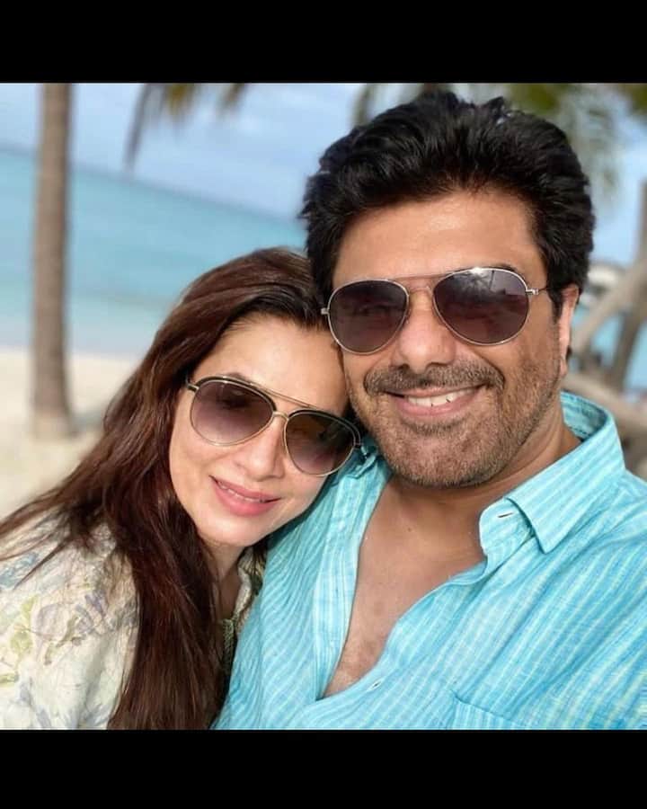 नीलम कोठारी का नाम हिंदी सिनेमा की दिग्गज एक्ट्रेस की लिस्ट में शुमार होता है. बता दें कि नीलम ने पहली शादी टूटने के बाद एक्टर समीर सोनी के साथ साल 2011 में दूसरी शादी रचाई और वह अब तक अपने शादीशुदा जीवन का आनंद ले रही हैं.