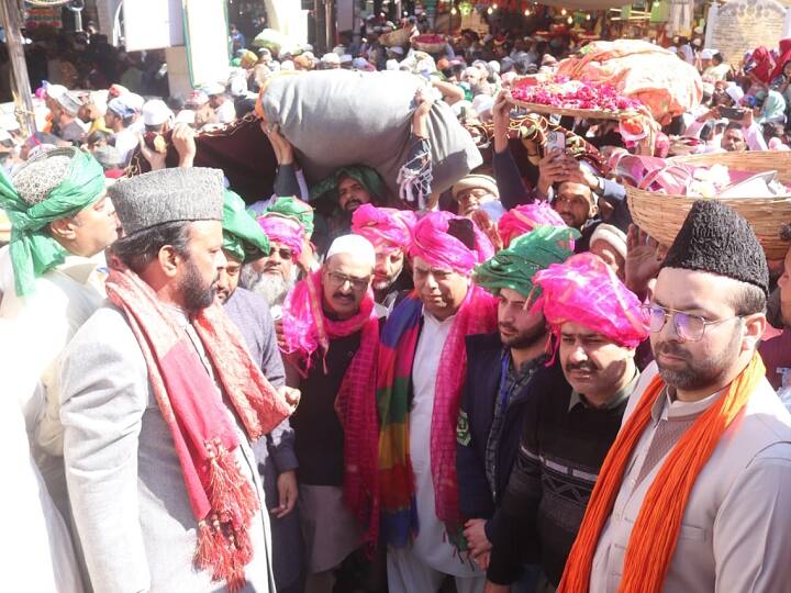 Pakistani Zaireen placed traditional Chaddar at Dargah of Hazrat Khawaja Syed Moinuddin Hasan Chishti in Ajmer Sharif भारत आए पाकिस्तानी जायरीनों ने अजमेर शरीफ दरगाह पर चढ़ाई चादर, 811वें वार्षिक उर्स समारोह में होंगे शामिल