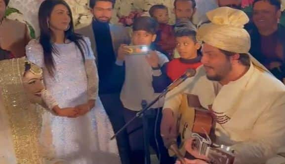 Pakistani groom sings bollywood song chand sifarish for bride internet loves it see viral video Viral Video: ਪਾਕਿਸਤਾਨੀ ਲਾੜੇ ਰੋਮਾਂਟਿਕ ਅੰਦਾਜ਼ 'ਚ ਲਾੜੀ ਲਈ ਗਾਇਆ ‘ਚੰਦ ਸਿਫਾਰਸ਼’..., ਵੀਡੀਓ ਦੇਖ ਦਿਲ ਹਾਰ ਬੈਠੇ ਲੋਕ