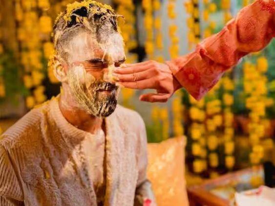 ਰਾਹੁਲ ਨੇ ਆਪਣੀ ਇੱਕ ਵੱਖਰੀ ਤਸਵੀਰ ਟਵੀਟ ਕੀਤੀ ਹੈ। ਇਸ 'ਚ ਉਹ ਹਲਦੀ ਦੇ ਰੰਗ ਵਿਚ ਰੰਗੇ ਨਜ਼ਰ ਆ ਰਹੇ ਹਨ। ਉਨ੍ਹਾਂ ਦੀ ਇਹ ਤਸਵੀਰ ਬੇਹੱਦ ਖੂਬਸੂਰਤ ਤੇ ਦਿਲਚਸਪ ਹੈ।