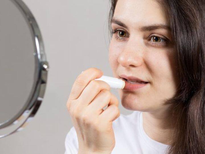 These 8 Reasons Behind Chapped Dry Cracked Lips Chapped Lips: सिर्फ कम पानी पीने से नहीं, इन 8 कारणों से भी फटते हैं होंठ, जानें