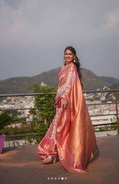 Mrunal Thakur: ਮ੍ਰਿਣਾਲ ਠਾਕੁਰ ਨੇ ਪਿੰਕ ਸਿਲਕ ਸਾੜ੍ਹੀ ਦੇ ਨਾਲ ਦਿੱਤੀ ਇੱਕ ਪਿਆਰੀ ਮੁਸਕਰਾਹਟ, ਫੈਨਜ਼ ਹੋਏ ਦੀਵਾਨੇ