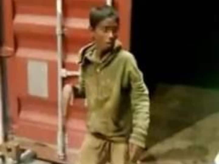 Bangladesh Boy: लुका-छिपी खेलने के दौरान छिपा शिंपिग कंटेनर में, 6 दिन बाद पहुंच गया मलेशिया, जानें कहां का है मामला Bangladesh Chittagong child reach Malaysia in ship container while playing hide seek game Bangladesh Boy: लुका-छिपी खेलने के दौरान छिपा शिंपिग कंटेनर में, 6 दिन बाद पहुंच गया मलेशिया, जानें कहां का है मामला