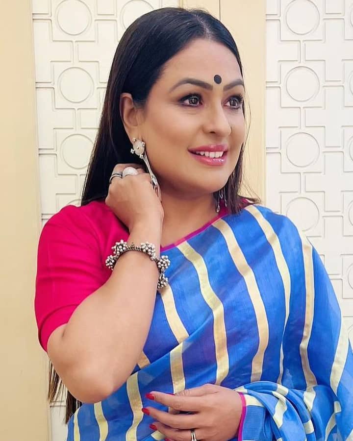 'गोलमाल' फेम एक्ट्रेस अश्विनी कलसेकर ने भी दूसरी शादी के तौर पर मुरली शर्मा के साथ साल 2004 में सात फेरे लिए.