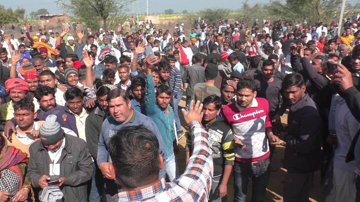 उन्होंने कहा कि दुर्घटना में अभी तक जनहानि की कोई बात सामने नहीं आई है. आसपास के क्षेत्र में लोगों को सूचित कर दिया गय है.