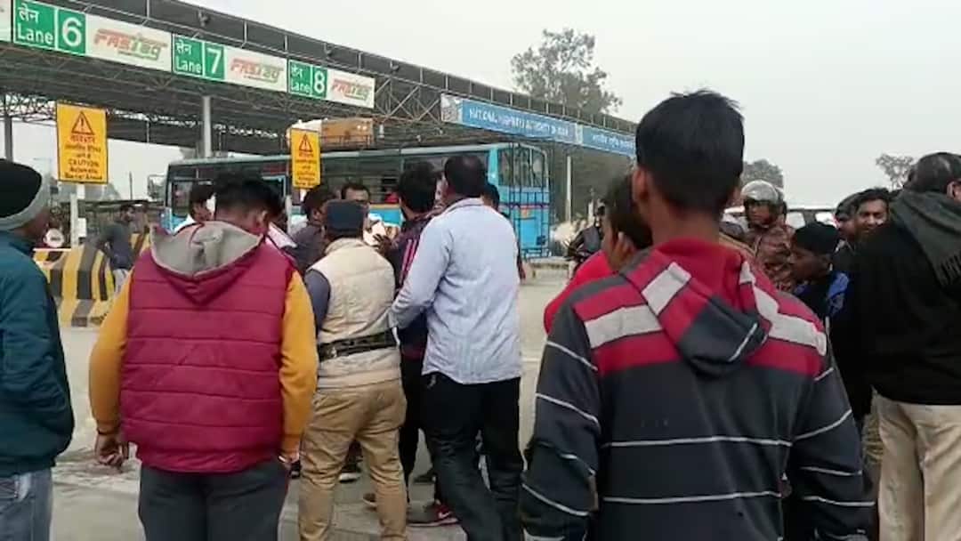 Uttar Dinajpur: আগে থেকে না জানিয়ে টোল আদায় কেন? জাতীয় সড়কে ধুন্ধুমার বেসরকারি পরিবহণ কর্মী ও টোল কর্মীদের মধ্যে Severe Tension Erupts Centering Newly Constructed Toll Plaza On National Highways Of Uttar Dinajpur Uttar Dinajpur: আগে থেকে না জানিয়ে টোল আদায় কেন? জাতীয় সড়কে ধুন্ধুমার বেসরকারি পরিবহণ কর্মী ও টোল কর্মীদের মধ্যে