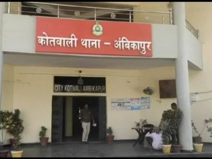 Ambikapur Crime Chhattisgarh In Surguja one family thrashed another family over untouchability condition of husband and wife critical ann Surguja News: छुआछूत को लेकर मारपीट! पति-पत्नी की हालत गंभीर, पुलिस ने बताया जमीन विवाद का मामला