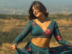 Anjali Arora Photos: बैकलेस ब्लू लहंगा-चोली पहन देसी लुक में एक बार फिर अंजलि अरोड़ा ने ढाया कहर, दिल थामकर देखें तस्वीरें